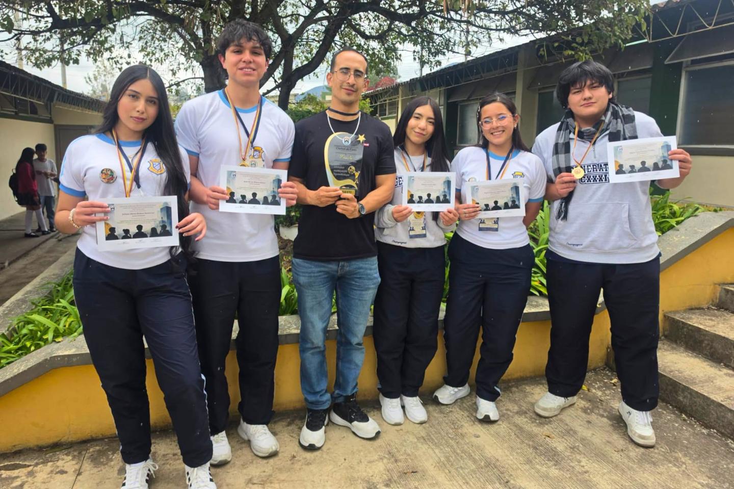 FELICITACIONES PARA ESTUDIANTES DE 10 Y 11 QUE SE DESTACARON EN LECTURA CRITICA ESCOLAR